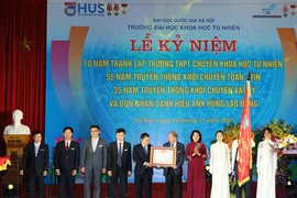 Phó Chủ tịch nước Đặng Thị Ngọc Thịnh trao danh hiệu Anh hùng lao động cho Trường THPT Chuyên Khoa học tự nhiên. (Ảnh: Thanh Tùng/TTXVN)