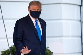 Tổng thống Mỹ Donald Trump rời Nhà Trắng để đáp chuyên cơ tới Trung tâm quân y Walter Reed ở Bethesda, bang Maryland ngày 2/10/2020. (Ảnh: AFP/TTXVN)