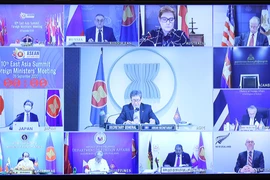 Bộ trưởng, Thứ trưởng Ngoại giao các nước, Tổng Thư ký ASEAN dự Hội nghị trực tuyến Bộ trưởng Ngoại giao Cấp cao Đông Á lần thứ 10. (Ảnh: Lâm Khánh/TTXVN)