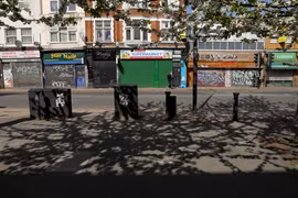 Các cửa hàng tại London, Anh, đóng cửa ngày 13/4/2020 trong bối cảnh dịch COVID-19 lan rộng. (Ảnh: THX/TTXVN)