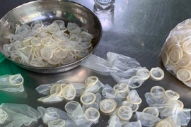 Số bao cao su đã qua sử dụng bị cơ quan chức năng thu giữ. (Ảnh: TTXVN phát)