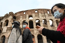 Khách du lịch đeo khẩu trang để phòng tránh lây nhiễm COVID-19 tại Rome, Italy, ngày 31/1/2020. (Ảnh: AFP/TTXVN)