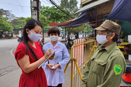 Tại Nam Định, người dân khi vào chợ dân sinh bắt buộc phải khai báo thông tin tên tuổi, địa chỉ. (Ảnh: Công Luật/TTXVN)