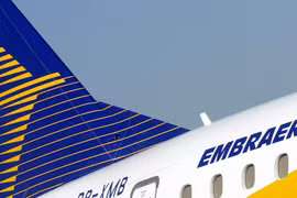 Máy bay Embraer 190 tại triển lãm hàng không Farnborough, Anh. (Ảnh: AFP/TTXVN)