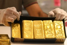 Vàng miếng được bán tại Sàn giao dịch vàng ở Dubai, UAE. (Ảnh: AFP/TTXVN)