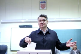Ứng cử viên Tổng thống của đảng Dân chủ Xã hội Croatia, cựu Thủ tướng Zoran Milanovic, bỏ phiếu trong cuộc bầu cử Tổng thống tại điểm bầu cử ở Zagreb, ngày 22/12/2019. (Ảnh: THX/TTXVN)