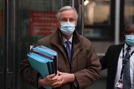 Trưởng đoàn đàm phán Brexit của Liên minh châu Âu (EU) Michel Barnier rời khỏi trung tâm hội nghị ở London, Anh, ngày 30/11/2020. (Ảnh: AFP/TTXVN)