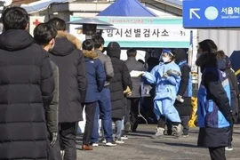 Người dân xếp hàng chờ xét nghiệm COVID-19 tại Seoul, Hàn Quốc. (Ảnh: Kyodo/ TTXVN)