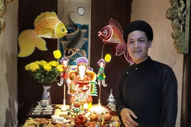 Nghệ nhân Đặng Văn Hậu giới thiệu vẻ đẹp độc đáo của những con giống bột Hà Thành. (Ảnh: Đinh Thuận/TTXVN)