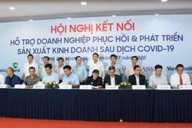 Đại diện các ngân hàng tham gia ký kết hỗ trợ cho các doanh nghiệp phục hồi sản xuất sau dịch COVID-19. (Ảnh: Hứa Chung/TTXVN)