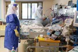 Nhân viên y tế điều trị cho bệnh nhân COVID-19 tại trung tâm y tế Galilee ở thành phố Nahariya, Israel ngày 24/9/2020. (Ảnh: THX/ TTXVN)