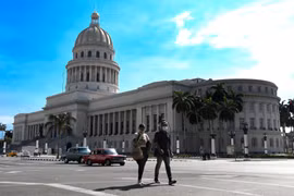 Người dân đeo khẩu trang phòng dịch COVID-19 tại La Habana, Cuba. (Ảnh: THX/TTXVN)