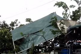 Nhiều mái tôn tại nhà dân bị gió cuốn phăng. (Ảnh: Lê Ngọc Phước/TTXVN)