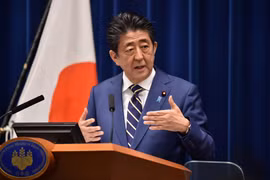 Thủ tướng Nhật Bản Abe Shinzo phát biểu trong cuộc họp báo tại Tokyo, Nhật Bản ngày 28/3/2020. (Ảnh: AFP/TTXVN)