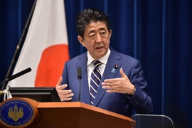 Thủ tướng Nhật Bản Abe Shinzo phát biểu trong cuộc họp báo tại Tokyo, Nhật Bản ngày 28/3/2020. (Ảnh: AFP/TTXVN)