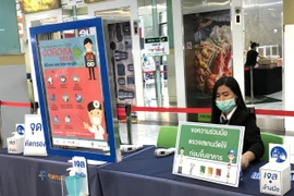 Một bàn tư vấn về COVID-19 được đặt tại Trung tâm thương mại Fortune Town ở trung tâm thủ đô Bangkok. (Ảnh: Ngọc Quang/TTXVN)