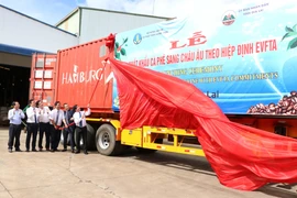 Phát lệnh xuất khẩu lô cà phê đầu tiên của Việt Nam sang châu Âu. (Ảnh: Hồng Điệp/TTXVN)