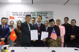 Lễ ký MOU giữa Hội Doanh nghiệp Việt Nam tại Malaysia (VMBIZ) và Tập đoàn Tài chính Blue Ocean (BOCGB). (Nguồn: Bnews/TTXVN)