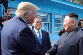 Tổng thống Mỹ Donald Trump (trái), nhà lãnh đạo Triều Tiên Kim Jong-un (phải) và Tổng thống Hàn Quốc Moon Jae-in (giữa) trong cuộc gặp tại Khu phi quân sự (DMZ) ngày 30/6. (Ảnh: AFP/TTXVN)