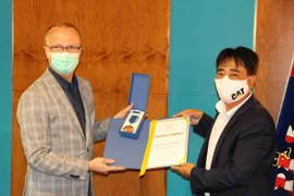 Thống đốc vùng Pardubice, Martin Netolický trao tặng Huy chương. (Ảnh: TTXVN phát)