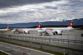 Máy bay của Hãng hàng không quốc tế Thụy Sĩ SWISS International Air Lines tại sân bay Geneva, Thụy Sĩ, ngày 12/3/2020. (Ảnh: AFP/TTXVN)