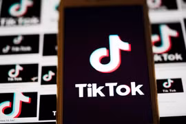 Biểu tượng TikTok trên một màn hình điện thoại ở Arlington, bang Virginia, Mỹ. (Ảnh: THX/TTXVN)