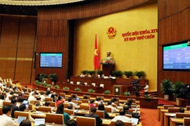 Các đại biểu Quốc hội thông qua Nghị quyết phê chuẩn gia nhập Công ước số 105 của Tổ chức Lao động Quốc tế về xóa bỏ lao động cưỡng bức với tỷ lệ 95,24% số đại biểu tán thành. (Ảnh: Trọng Đức/TTXVN)