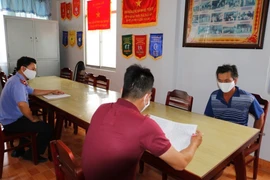 Lực lượng chức năng làm việc với đối tượng Nguyễn Văn Hải. (Ảnh: TTXVN)