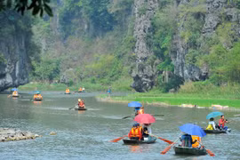 Du khách tham quan khu du lịch Tam Cốc. (Ảnh: Minh Đức/TTXVN)