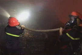 Lực lượng cứu hỏa nỗ lực dập tắt đám cháy. (Ảnh: TTXVN)