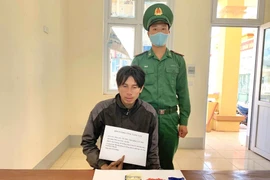  Đối tượng Mùa A Di cùng tang vật bị thu giữ tại cơ quan điều tra. (Ảnh: Xuân Tư/TTXVN)