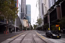 Giao thông thưa thớt tại một tuyến phố ở Sydney, Australia do dịch COVID-19 ngày 30/3/2020. (Ảnh: THX/TTXVN)
