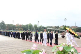 Đoàn đại biểu Ban Chấp hành Trung ương Đảng, Quốc hội, Chủ tịch nước, Chính phủ, Ủy ban Trung ương Mặt trận Tổ quốc Việt Nam đặt vòng hoa, vào Lăng viếng Chủ tịch Hồ Chí Minh. (Ảnh: Văn Điệp/TTXVN)