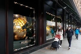 Người dân đeo khẩu trang phòng lây nhiễm COVID-19 tại London, Anh, ngày 2/12/2020. (Ảnh: THX/TTXVN)