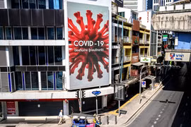 Dường phố ở Bangkok, Thái Lan vắng vẻ do dịch COVID-19. (Ảnh: AFP/TTXVN)