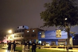 Cảnh sát phong tỏa hiện trường hộp đêm xảy ra vụ giẫm đạp ở thủ đô Lima, Peru ngày 22/8/2020. (Ảnh: Metro/TTXVN)