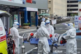 Nhân viên y tế chuyển bệnh nhân COVID-19 tới bệnh viện tại Daegu, Hàn Quốc, ngày 30/4/2020. (Ảnh: Yonhap/TTXVN)