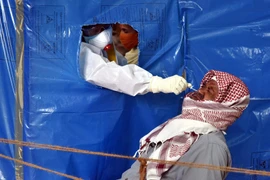 Nhân viên y tế lấy mẫu dịch xét nghiệm COVID-19 cho người dân tại Hyderabad, bang Telangana, Ấn Độ, ngày 22/8/2020. (Ảnh: THX/TTXVN)