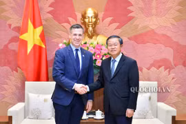 Phó Chủ tịch Quốc hội, Đại tướng Đỗ Bá Tỵ và Hạ nghị sỹ Seth Wilbur Moulton, Ủy viên Ủy ban Quân vụ Hạ viện Hoa Kỳ. (Nguồn: quochoi.vn)