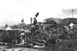 Chiều 7/5/1954, lá cờ "Quyết chiến - Quyết thắng" của Quân đội nhân dân Việt Nam tung bay trên nóc hầm tướng De Castries. Chiến dịch lịch sử Điện Biên Phủ đã toàn thắng. (Ảnh: Tư liệu/TTXVN phát)