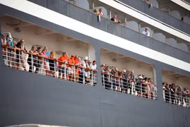 Các hành khách trên du thuyền MS Westerdam neo tại cảng Sihanoukville, Tây Nam Campuchia ngày 14/2/2020. (Ảnh: THX/TTXVN)