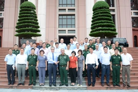 Thượng tướng Nguyễn Chí Vịnh chụp ảnh lưu niệm cùng các đại biểu. (Nguồn: qdnd.vn)