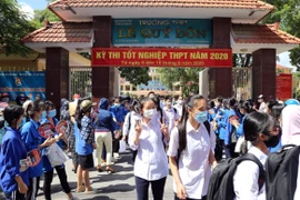 Các thí sinh hoàn thành môn thi Ngữ văn tại điểm thi THPT Lê Quý Đôn thành phố Hải Phòng. (Ảnh: An Đăng/TTXVN)