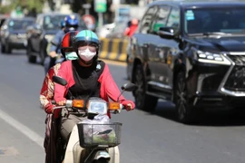 Người dân Phnom Penh đeo khẩu trang để phòng, chống dịch COVID-19. (Ảnh: Nguyễn Vũ Hùng/TTXVN)