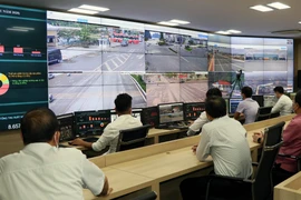 Phó Thủ tướng Thường trực Trương Hòa Bình thăm Trung tâm điều hành thành phố thông minh của tỉnh Quảng Ninh. (Ảnh: Văn Đức/TTXVN)