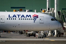 Máy bay của Hãng hàng không LATAM Airlines đỗ tại sân bay Santiago, Chile. (Ảnh: AFP/TTXVN)
