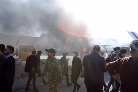 Người biểu tình phóng hỏa bốt gác bên ngoài Đại sứ quán Mỹ ở Baghdad, Iraq ngày 31/12/2019. (Ảnh: THX/TTXVN)