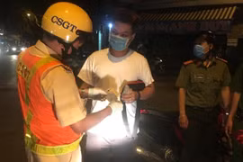 Công an thành phố Nha Trang tuần tra kết hợp tuyên truyền, nhắc nhở các trường hợp tham gia giao thông tuân thủ các quy định phòng chống dịch bệnh COVID-19. (Ảnh: Phan Sáu/TTXVN)