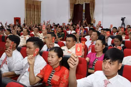 Các đại biểu biểu quyết thông qua Nghị quyết Đại hội tại phiên bế mạc Đảng bộ huyện Tân Uyên khóa XVIII, nhiệm kỳ 2020-2025. (Ảnh: Quý Trung/TTXVN)