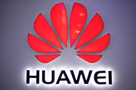 Biểu tượng của Tập đoàn Huawei tại một cửa hàng ở Bắc Kinh, Trung Quốc. (Ảnh: AFP/TTXVN)